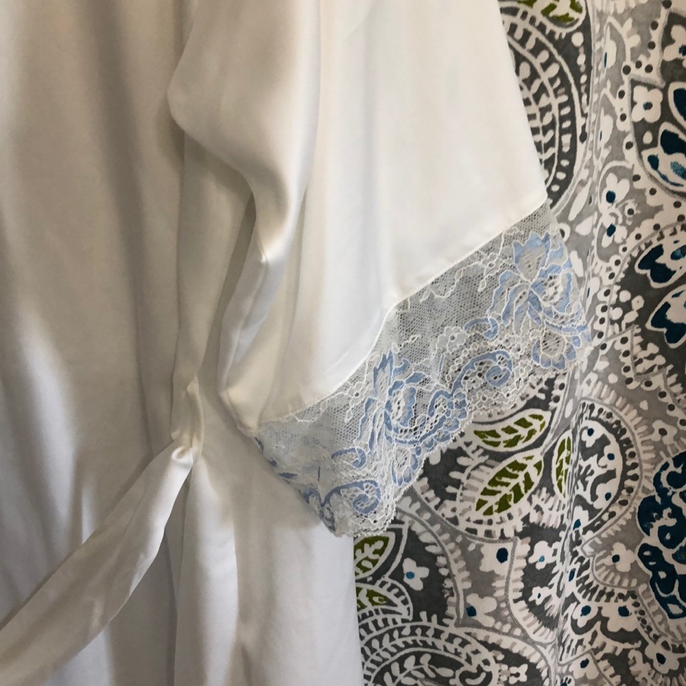 The Mrs. Robe - Picture 3 of 5